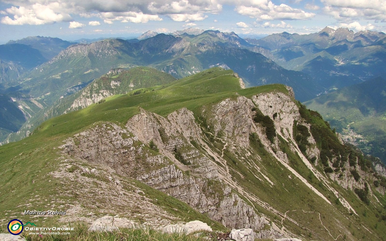 30 Il Passo di Menna, col serpeggiante sentiero proveniente da Roncobello....JPG